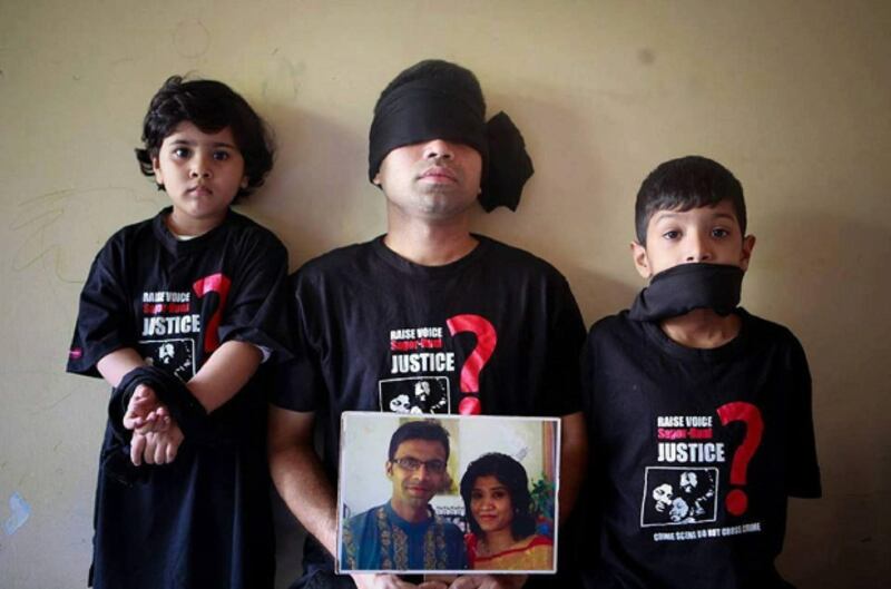 এভাবেই মুখে কালো কাপড় বেঁধে মা-বাবা হত্যার প্রতিবাদ জানায় মেঘ (ডানে)। ফেব্রুয়ারি ১২, ২০১৫।