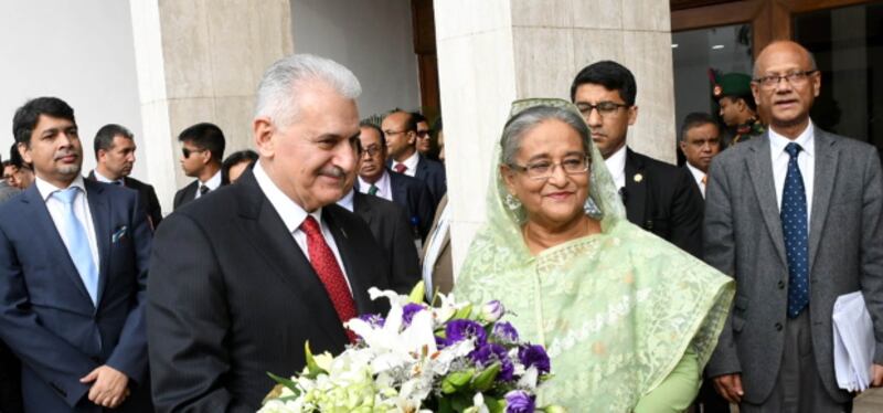 দ্বিপাক্ষিক বৈঠকের আগে তুরস্কের প্রধানমন্ত্রী বিনালি ইলদিরিমকে প্রধানমন্ত্রীর কার্যালয়ে ফুল দিয়ে স্বাগত জানান শেখ হাসিনা। ১৯ ডিসেম্বর ২০১৭।