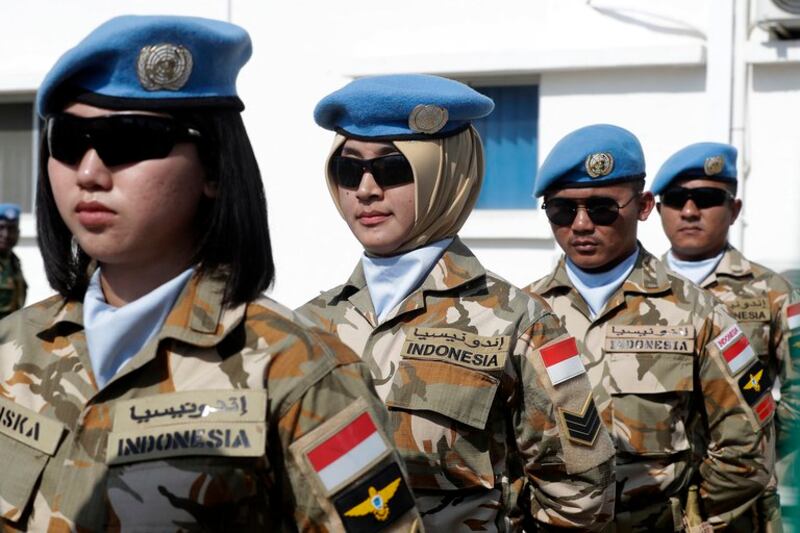 Pasukan penjaga perdamaian asal Indonesia yang tergabung dalam Pasukan Sementara Perserikatan Bangsa-Bangsa di Lebanon (UNIFIL) dalam acara ulang tahun PBB ke-77, di markas mereka di Naqoura, kota paling selatan Lebanon di dekat perbatasan dengan Israel, 24 Oktober 2022. [Mahmoud Zayyat/AFP]