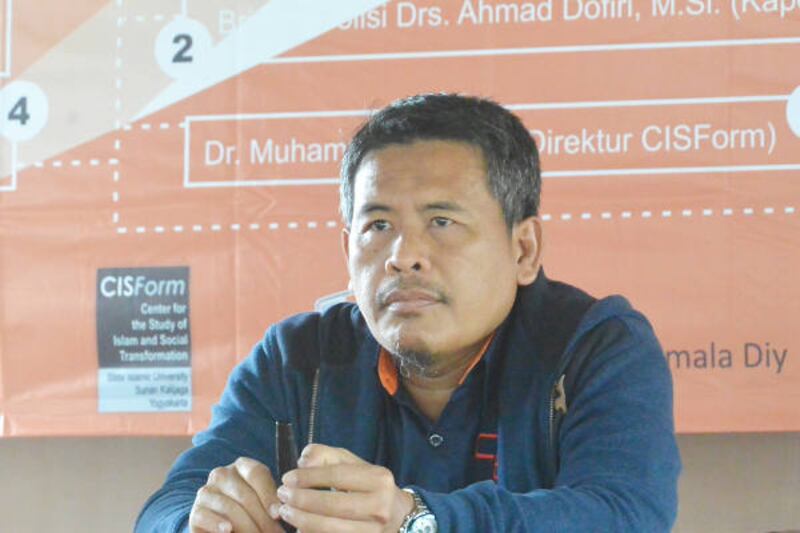 Direktur Yayasan Lingkar Perdamaian, Ali Fauzi ketika berbicara pada diskusi kebangsaan di Yogyakarta, 19 November 2017. (Kusumasari Ayuningtyas/BeritaBenar)