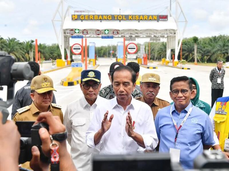 Presiden Indonesia Joko Widodo berpidato saat meresmikan ruas jalan tol dalam kunjungannya di Provinsi Sumatra Utara, 16 Oktober 2024. [Biro Pers Sekretariat Presiden]