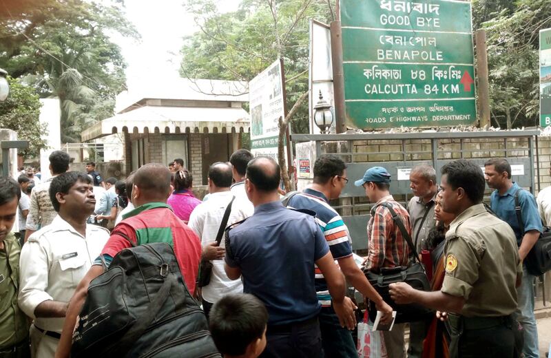 চিকিৎসা, ভ্রমণ ও ব্যবসাসহ নানা কারণে ভারতে যাওয়া বাংলাদেশের এসব মানুষ হঠাৎ করে দুটি নোট নিষিদ্ধ করায় বিপাকে পড়েছেন। অক্টোবর ০৭, ২০১৬।