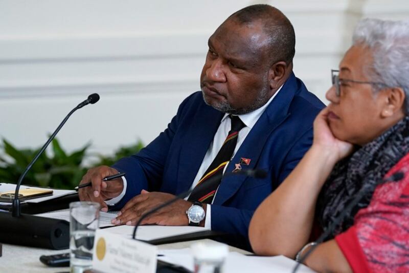 Perdana Menteri Papua Nugini James Marape (kiri) dan Perdana Menteri Samoa Fiame Naomi Mata'afa menyimak pertemuan pada KTT Forum Kepulauan AS-Pasifik di Ruang Timur Gedung Putih, 25 September 2023, di Washington. [Evan Vucci/Pers Terkait]