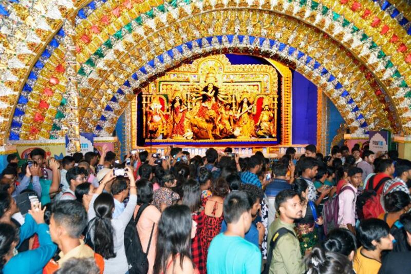 কলকাতার দেশপ্রিয় পার্কের পূজামণ্ডপে মানুষের ঢল। ৪ অক্টোবর ২০১৯।