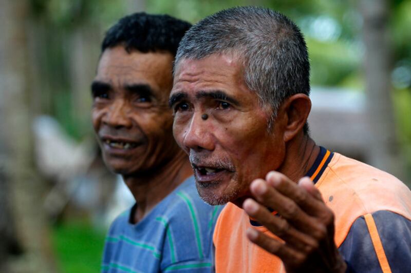 Kere Tahidaki (kanan) berbicara dalam sebuah pertemuan di Desa Pangyan, Glan, Provinsi Sarangani di Filipina selatan didampingi tetangganya yang juga asal Indonesia, Martin Ampager, 11 Januari 2018. (Mark Navales/BeritaBenar)