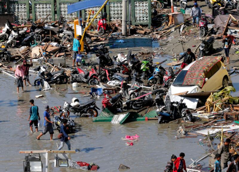 People survey damage outside a shopping mall following earthquakes and tsunami in Palu, Central Sulawesi, Indonesia, Sept. 30, 2018. [AP]