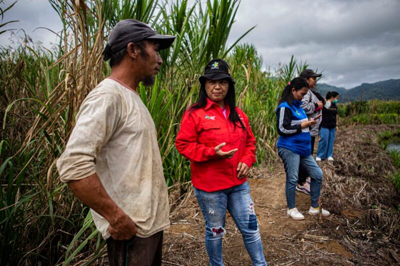 Kepala Puskesmas Wuasa yang juga Ketua Tim Pengendali Schistosomisasis, Helvie Etmawati Gae (kemeja merah) berbicara dengan penderita demam keong yang sudah sembuh Yairus Entaloke (kaos putih) di Desa Wuasa, Kecamatan Lore Tengah, Kabupaten Poso, Sulawesi Tengah, 17 Maret 2023. [Keisyah Aprilia/BenarNews]