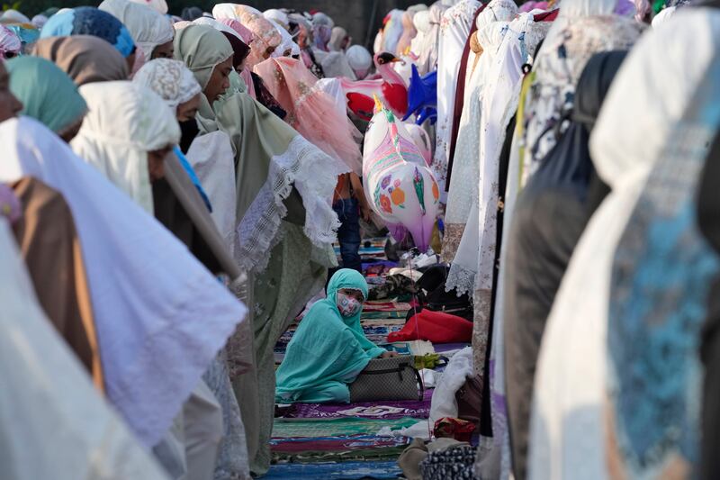 Kaum Muslimah melaksanakan salat Idul Fitri di pelabuhan Sunda Kelapa di Jakarta, 2 Mei 2022. [AP]