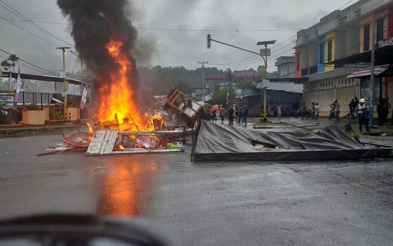 Api berkobar dalam kerusuhan di Manokwari, Papua, 19 Agustus 2019. Sejumlah unjuk rasa yang berujung rusuh terjadi di berbagai wilayah di Papua dan Papua Barat sebagai reaksi atas perlakuan rasis oleh aparat keamanan terhadap mahasiswa Papua di Jawa Timur beberapa hari sebelumnya. [AP]