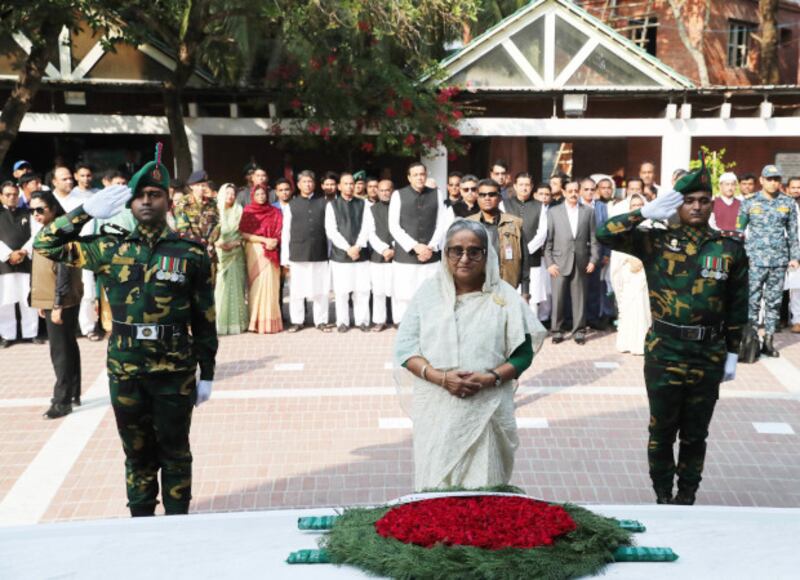গোপালগঞ্জ থেকে আনুষ্ঠানিকভাবে নির্বাচনী প্রচার শুরুর আগে টুঙ্গীপাড়ায় বঙ্গবন্ধুর সমাধিতে শ্রদ্ধা নিবেদন করছেন আওয়ামী লীগ সভানেত্রী প্রধানমন্ত্রী শেখ হাসিনা। ১২ ডিসেম্বর ২০১৮।