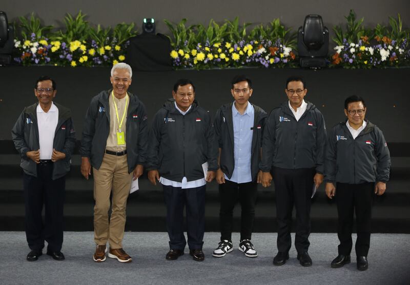 Para calon presiden-wakil presiden, dari kiri ke kanan: pasangan Ganjar Pranowo- Mahfud MD, pasangan Prabowo Subianto -Gibran Rakabuming Raka dan pasangan Anies Baswedan - Muhaimin Iskandar, berfoto bersama usai menyampaikan kebijakan antikorupsi mereka dalam dialog yang diadakan oleh Komisi Pemberantasan Korupsi di kantor pusatnya di Jakarta, 17 Januari 2024. [Eko Siswono Toyudho/BenarNews]