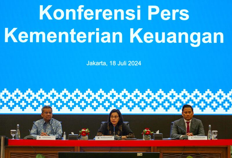 Menteri Keuangan, Sri Mulyani Indrawati (tengah) didampingi dengan Wakil Menteri I Suahasil Nazara (kiri) dan Wakil Menteri Keuangan II Thomas Djiwandono (kanan) saat jumpa pers di Kementerian Keuangan, Jakarta, Kamis, 18 Juli 2024. [Eko Siswono Toyudho/BenarNews]