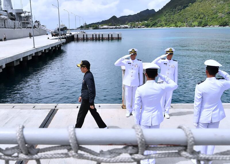 Gambar selebaran yang diambil dan dirilis pada 8 Januari 2020 oleh Istana Kepresidenan ini memperlihatkan Presiden Indonesia Joko Widodo (kiri) saat berkunjung ke pangkalan militer di kepulauan Natuna yang berbatasan dengan Laut China Selatan. Beberapa hari sebelumnya sejumlah kapal China ditemukan berlayar di sekita zona ekonomi eksklusif Indonesia. [Selebaran/Istana Kepresidenan/AFP]