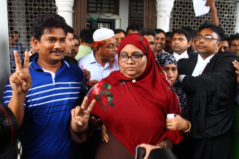 রায়ে সন্তোষ প্রকাশ করে গণমাধ্যমের সামনে ‘জয়সূচক' চিহ্ন দেখান মামলার বাদী সেলিনা ইসলাম। আগস্ট ২২, ২০১৭