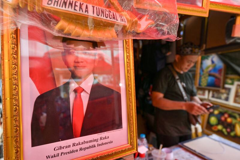 Foto wakil presiden terpilih Gibran Rakabuming Raka dijual di sebuah toko di Jakarta pada 23 April 2024. [Bay Ismoyo/AFP]