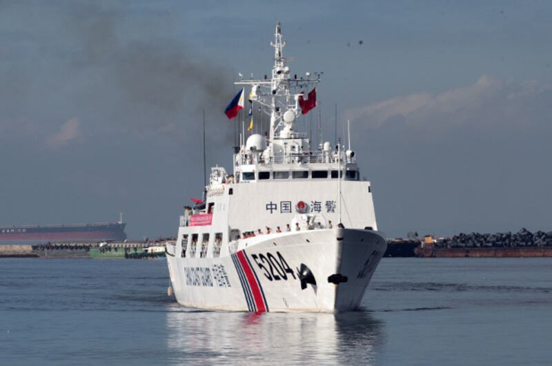 China's Coast Guard ship 5204 prepares to anchor at Manila port, Jan. 14, 2020. [AFP]
