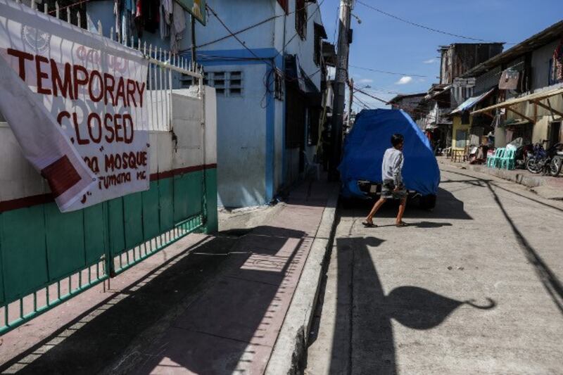 A man walks past a mosque in Manila that is closed during the Muslim holy month of Ramadan, April 24, 2020. (Basilio Sepe/BenarNews)