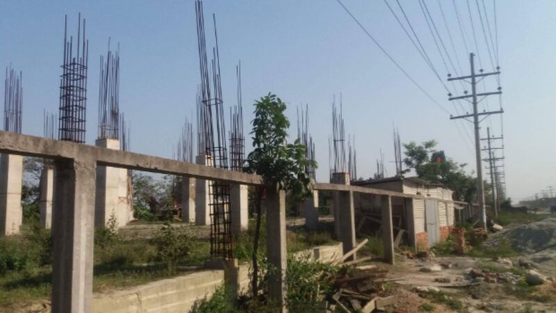 সাভারে নতুন শিল্পাঞ্চলে এখনো কারখানা নির্মাণের কাজ চলছে। মার্চ ১৪, ২০১৭।