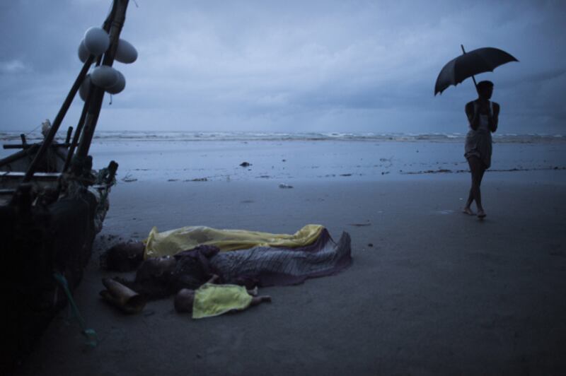 Dead bodies of Rohingya Muslim refugees lie on the shore of Inani beach, near Cox's Bazar, Bangladesh, Sept. 28, 2017. [AFP] 