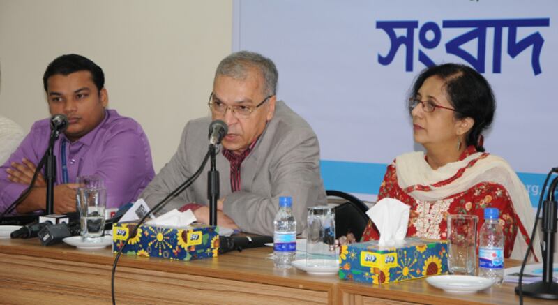 রাজধানীর ধানমন্ডিতে টিআইবি'র কার্যালয়ে আয়োজিত সংবাদ সম্মেলনে রোহিঙ্গা পরিস্থিতি নিয়ে সমীক্ষা তুলে ধরেন ড. ইফতেখারুজ্জামান। ১ নভেম্বর ২০১৭।