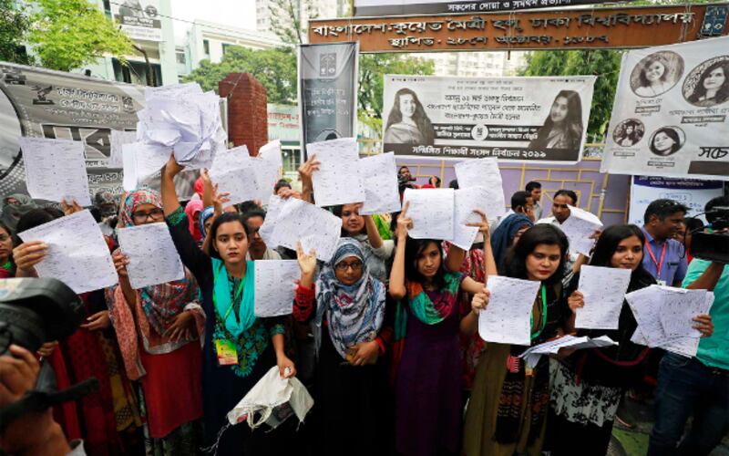 ডাকসু নির্বাচনে ভোটগ্রহণ শুরুর আগেই কুয়েত-মৈত্রী হলে পাওয়া সিল দেওয়া ব্যালট নিয়ে শিক্ষার্থীদের বিক্ষোভ। ১১ মার্চ ২০১৯।