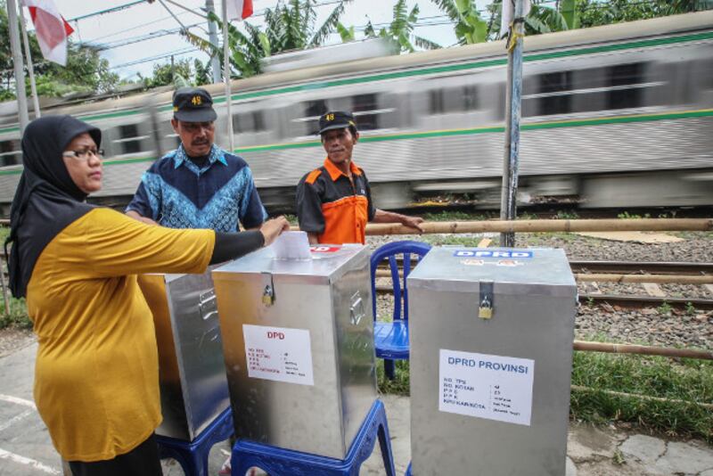 Seorang perempuan memasukkan contoh surat suara saat berlangsung acara sosialisasi Pemilu di Manggarai, Jakarta, 9 Maret 2019. (Afriadi Hikmal/BeritaBenar)