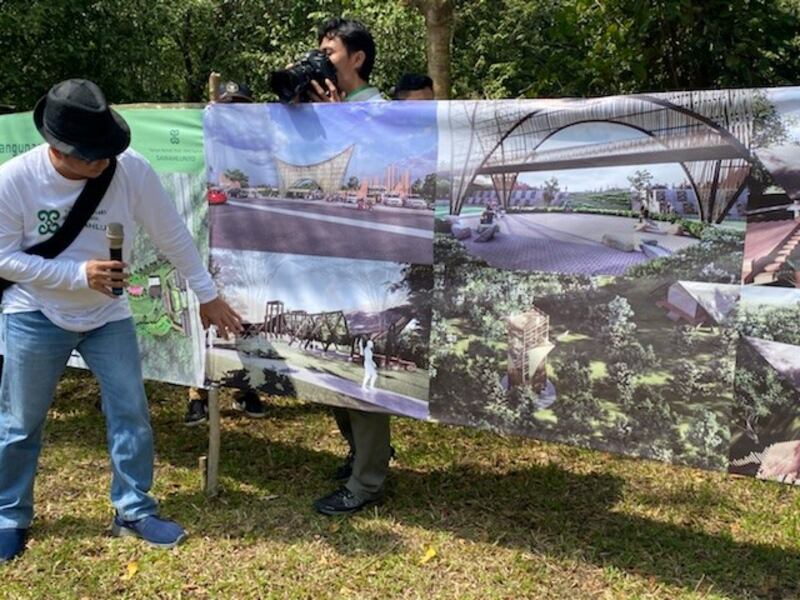 Salah seorang pengurus Yayasan KEHATI memaparkan konsep rencana besar menata bekas lokasi tambang batu bara di Sawahlunto, Sumatra Barat, menjadi kawasan taman keanegarakaman hayati, 8 Juni 2022. [M. Sulthan Azzam/BenarNews]