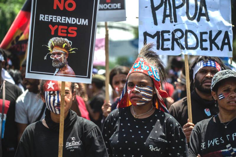 Aktivis Papua melakukan unjuk rasa di Surabaya, 1 Desember 2020, memperingati lahirnya Organisasi Papua Merdeka. [AFP]