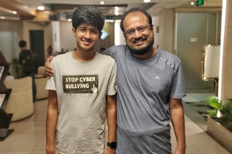 ঢাকায় বাবা মো. সাখাওয়াত হোসেনের সাথে আন্তর্জাতিক শিশু শান্তি পুরষ্কার জয়ী কিশোর সাদাত রহমান। ১৭ নভেম্বর ২০২০।
