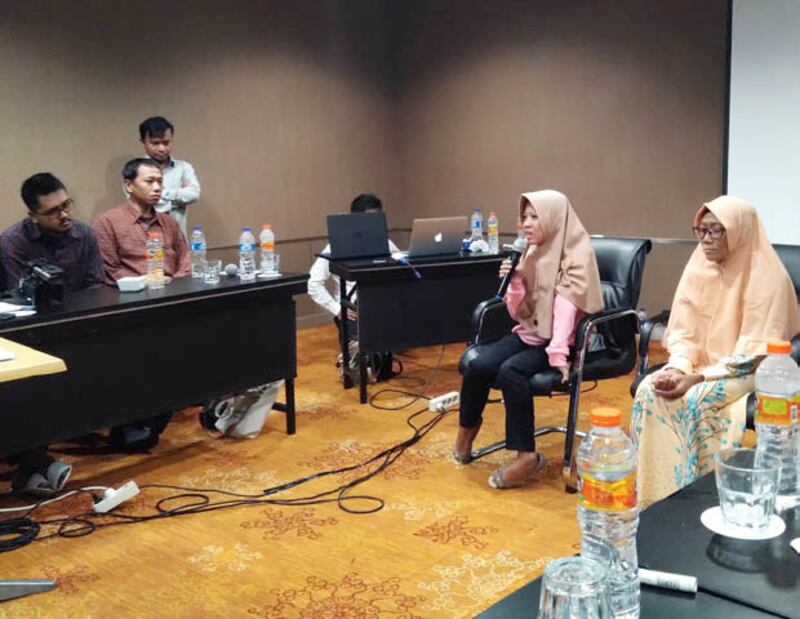 Susi A. Fitriyani (dua dari kanan) didampingi Wartini berbagi cerita tentang bangkit usai jadi korban bom Kampung Melayu di Jakarta, 4 Juli 2019. (Putra Andespu/BeritaBenar)