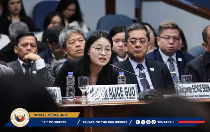Alice Guo (tengah), yang saat itu menjabat sebagai wali kota Bamban di provinsi Tarlac, Filipina, memberikan kesaksian dalam sidang Senat di Metro Manila, 22 Mei 2024. [Senat Filipina/Facebook]