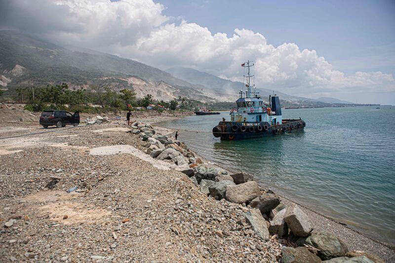 Sebuah tugboat parkir di salah satu dermaga perusahaan tambang galian C yang baru direklamasi di Kelurahan Buluri, Palu, Sulawesi Tengah, 21 Mei 2024. [Taufan Bustan/BenarNews]