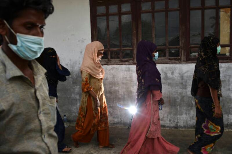 Sejumlah pengungsi Rohingya mengantri setelah melakukan proses identifikasi di tempat penampungan mereka di bekas Kantor Imigrasi Lhokseumawe, Aceh, 26 Juni 2020. [AFP]