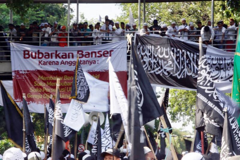 Muslim protesters hang banners, including one calling for Muslim paramilitary group Banser to be disbanded, during a rally in Jakarta, Oct. 26, 2018. (Arie Firdaus/BenarNews)