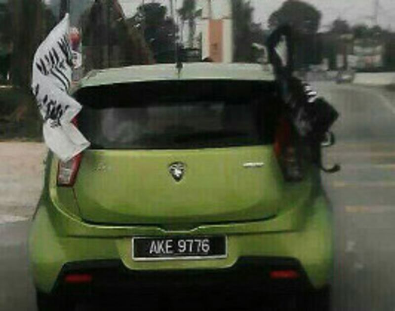 Kereta yang dipercayai dipandu oleh suspek dengan dua bendera dikaitkan dengan kumpulan pengganas pada kenderaan itu. Beliau kemudiannya merempuh perhentian bas berdekatan sebelum ditahan Polis di Ipoh, Perak, 25 April 2016.