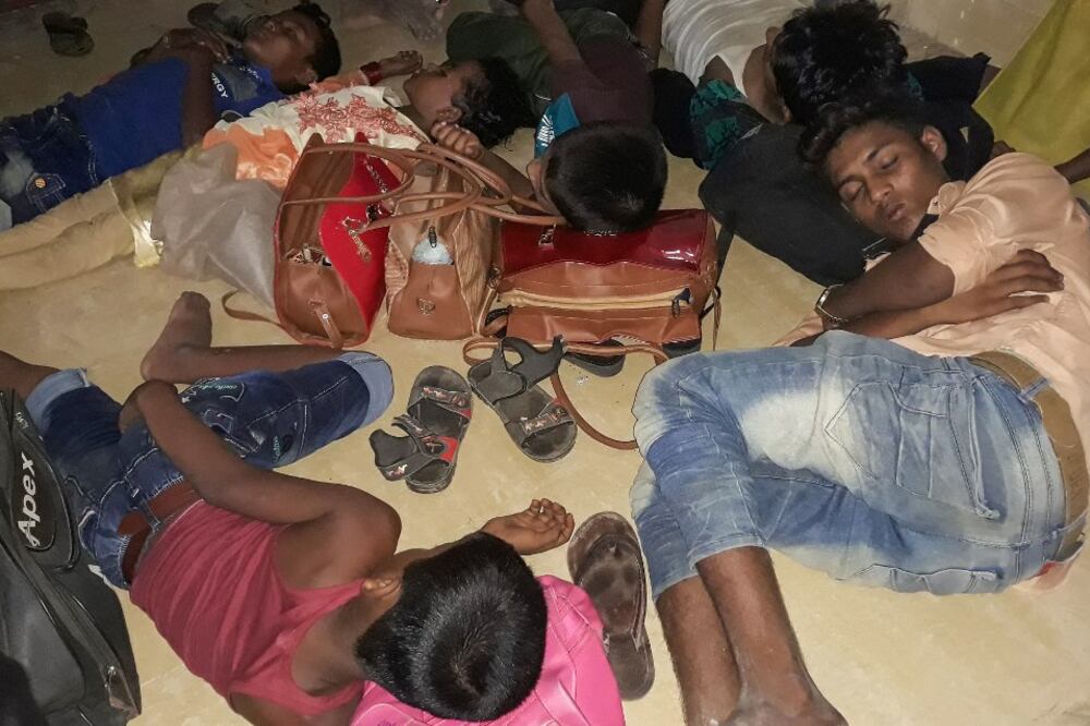 Pelarian Rohingya berehat di sebuah balai polis di Cox's Bazar, Bangladesh, selepas mereka dihalang daripada menaiki bot ke Malaysia, 15 Mei 2019.