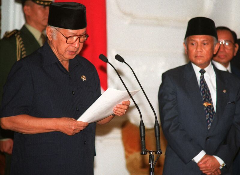 Presiden Indonesia Suharto (kiri) mengumumkan pengunduran dirinya disaksikan oleh Wakil Presiden B.J. Habibie di Istana Kepresidenan di Jakarta, 21 Mei 1998. [Agus Lolong/AFP]