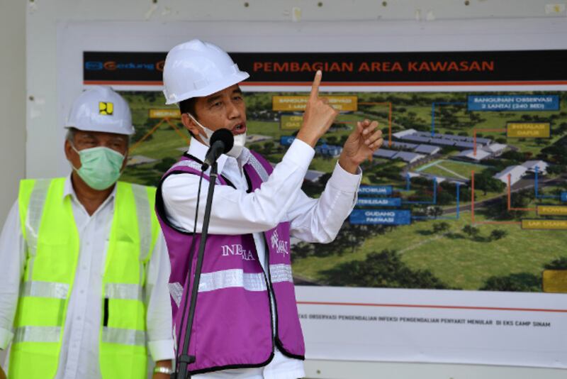 Indonesian President Joko Widodo menjelaskan dalam konferensi pers di Kepulauan Riau, 1 April 2020, mengenai pembangunan rumah sakit darurat untuk merawat pasien COVID-19. [Reuters]
