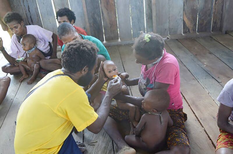Pelayanan kesehatan yang dilakukan klinik misionaris Gereja Injili di Indonesia untuk ibu hamil dan balita Suku Koroway di Kampung Danowage, Papua, 20 Oktober 2017. (Agus Pabika/BeritaBenar)