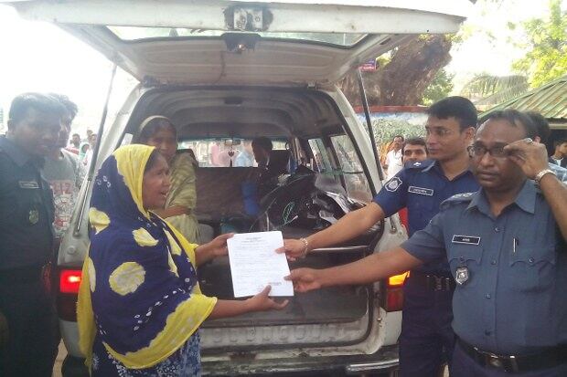 ২০ এপ্রিল বেনাপোল বন্দরে স্বজনদের কাছে নার্গিসের লাশ হস্তান্তরের সময় তোলা ছবি।