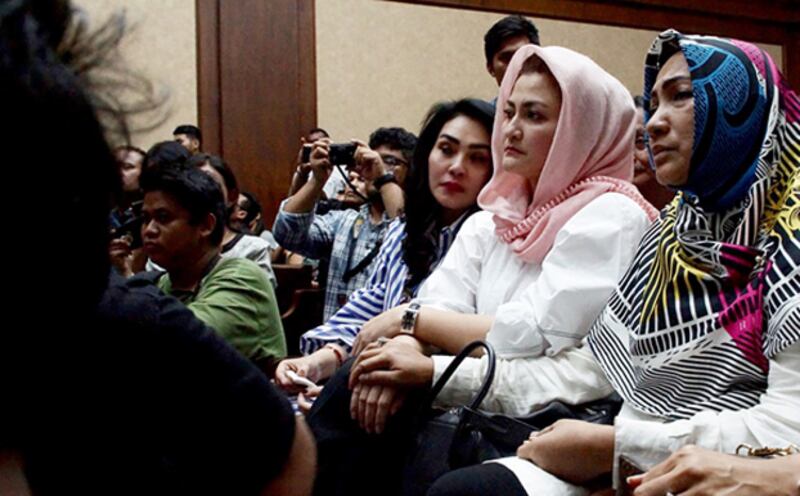 Istri terdakwa kasus korupsi Setya Novanto, Deisti Astriani Tagor (dua dari kanan), ikut hadir di persidangan suaminya di Pengadilan Tindak Pidana Korupsi Jakarta, 29 Maret 2018. (Arie Firdaus/BeritaBenar)