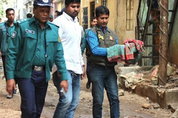 মিরপুরে একটি ভবনে পুলিশ অভিযান চালিয়ে ৭ জঙ্গি আটক ও হাত বোমা উদ্ধার করে।