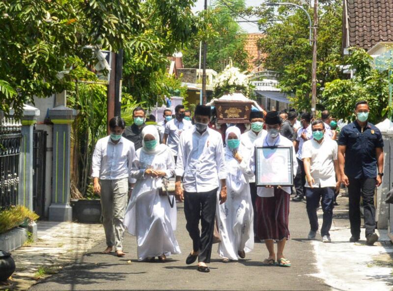 Indonesian President Joko Widodo leads a family-only funeral procession for his mother, who died of cancer, in Solo, Central Java, before traveling to West Java to participate in a video conference of G-20 leaders on COVID-19, March 26, 2020. [Kusumasari Ayuningtyas/BenarNews]