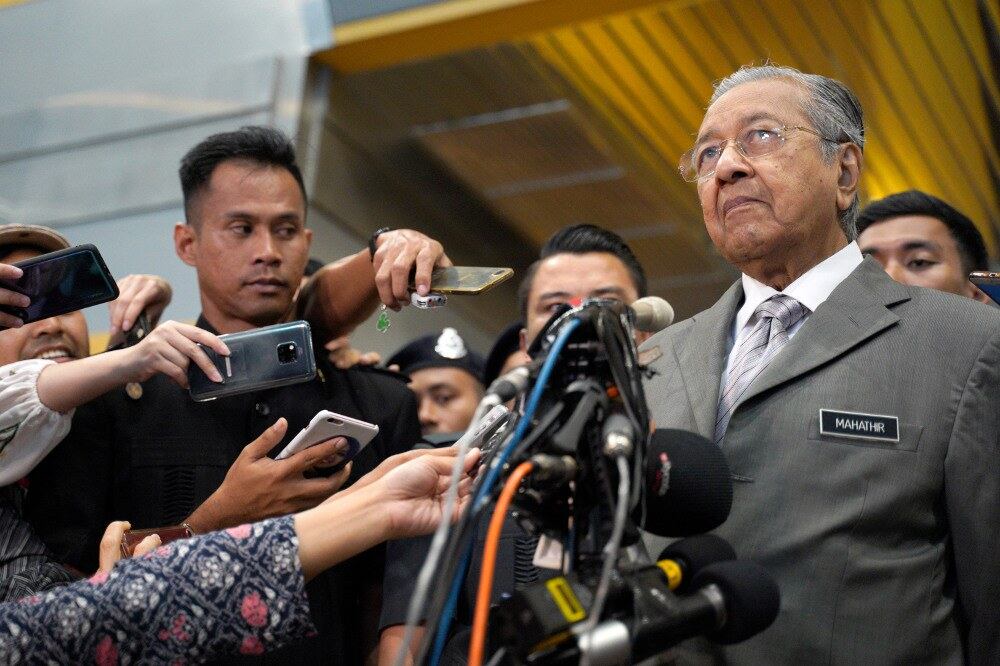 Perdana Menteri Malaysia, Mahathir Mohamad bercakap kepada media selepas diminta mengulas mengenai keputusan Jawatankuasa Paralimpik Antarabangsa IPC yang membatalkan hak Malaysia sebagai tuan rumah Sukan Paralimpik di Putrajaya, 28 Jan, 2019.