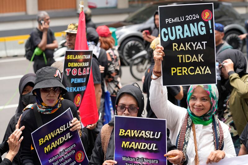Para pengunjuk rasa meneriakkan slogan-slogan saat unjuk rasa menentang dugaan kecurangan pemilu presiden 14 Februari di luar kantor Bawaslu di Jakarta, 19 Februari 2024. [Achmad Ibrahim/AP]
