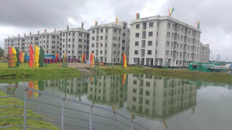 কক্সবাজারের খুরুশকুলে জলবায়ু উদ্বাস্তুদের জন্য গড়ে তোলা আশ্রয়ণ প্রকল্পে নির্মিত পাঁচতলা ভবন। ১০ জুলাই ২০২০।