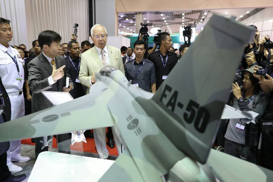 Perdana Menteri Najib Razak semasa melawat ruang pameran selepas merasmikan Pameran Maritim dan Aeroangkasa Antarabangsa Langkawi (LIMA'17) edisi ke-14, 21 Mac, 2017.