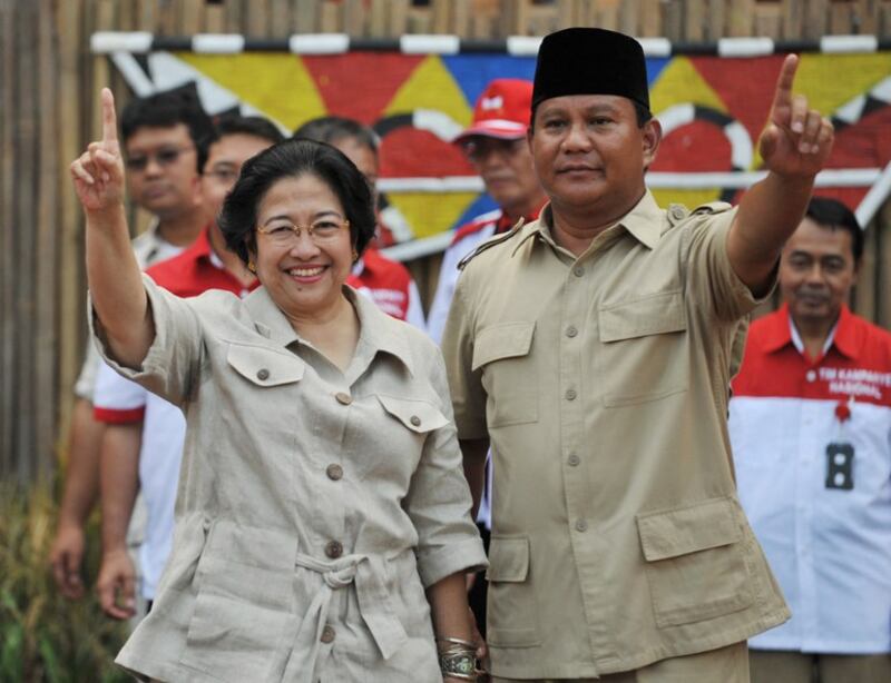 Calon presiden Megawati Sukarnoputri (kiri) saat itu dan pasangannya Prabowo Subianto dalam kampanye menjelang Pemilu 2009 di Jakarta, 30 Juni 2009. [Bay Ismoyo/AFP]