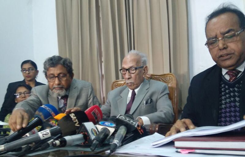 রাজাকারের তালিকায় নিজের নাম আসায় ক্ষোভ জানিয়ে ঢাকায় সংবাদ সম্মেলন করেন আন্তর্জাতিক অপরাধ ট্রাইবুনালের প্রধান প্রসিকিউটর গোলাম আরিফ টিপু। ১৭ ডিসেম্বর ২০১৯।