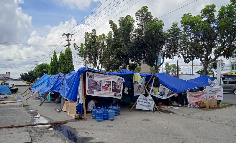 Tenda yang didirikan pengungsi luar negeri di Pekanbaru, Riau, untuk melaksanakan aksi diam sebagai protes ketidakjelasan nasib mereka setelah bertahun-tahun di Indonesia. Foto diambil Senin, 6 Desember 2021. [Dina Febriastuti/BenarNews]